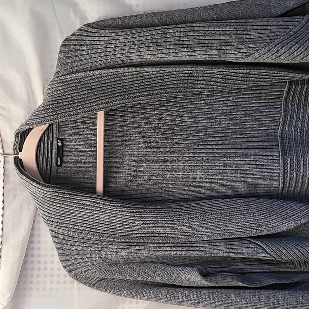 Basic H&M sweater - Picture 4 of 8